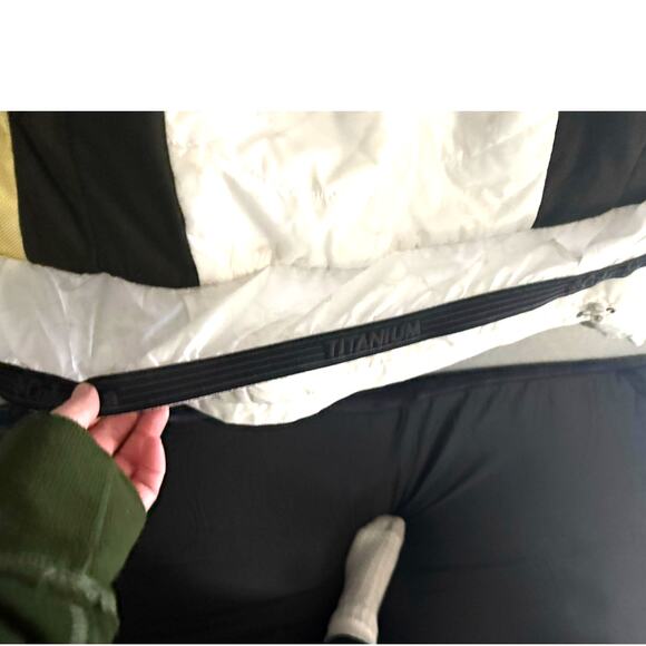 Columbia White Winter Jacket - Size Medium - Picture 6 of 9